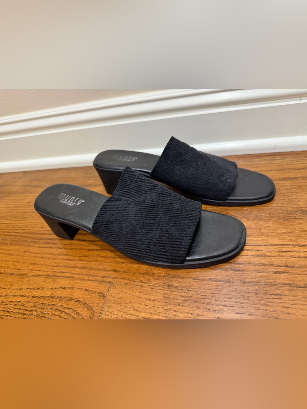 Munro Black Stretch open toe heeled slide- size 10N